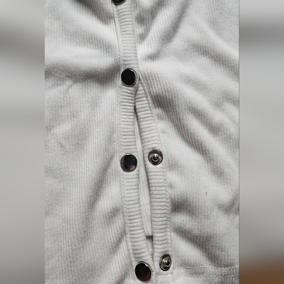 Revolve Snap Button White Ribbed Crop Top - Picture 4 of 4